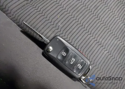 2014 Volkswagen Beetle 1.8T Entry z USA, uszkodzony, nr VIN 3VWF17AT7EM640801